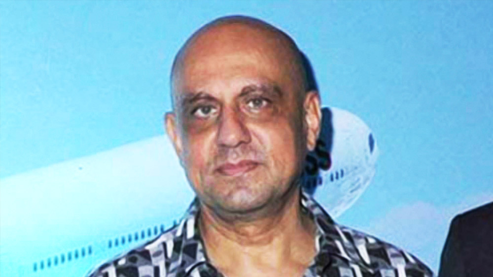 কিন্তু দুটি ছবিই বক্স অফিসে ফ্লপ করে। ২০০০ সালে মুম্বইয়ে রাজীবের উপর প্রাণঘাতী হামলা হওয়ার পর ভিনদেশে থাকতে শুরু করেন তিনি। 