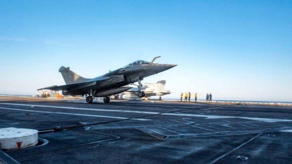 এই বিক্রান্তেরই ছাদ থেকে উড়বে নৌবাহিনীর যুদ্ধবিমান। বস্তুত বিক্রান্ত নৌবাহিনীর ভাসমান বিমানঘাঁটি। 