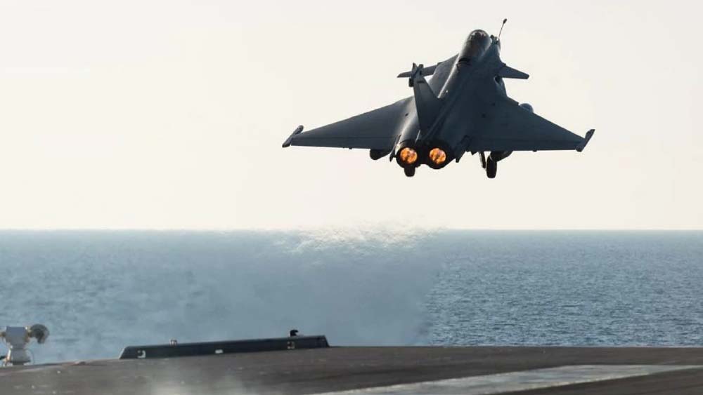 এই বিমানপোত এতটাই বড় যে তার মধ্যে অনয়াসে দু’টি ফুটবল মাঠের স্থান সঙ্কুলান হয়ে যাবে। রয়েছে বিমান টেক অফ করার দু’টি পূর্ণ দৈর্ঘ্যের রানওয়ে। একটি বিমান অবতরণ পথ। রয়েছে বিমানের গতি রোধ করার তিনটি অ্যারেস্টার ওয়্যারও। 