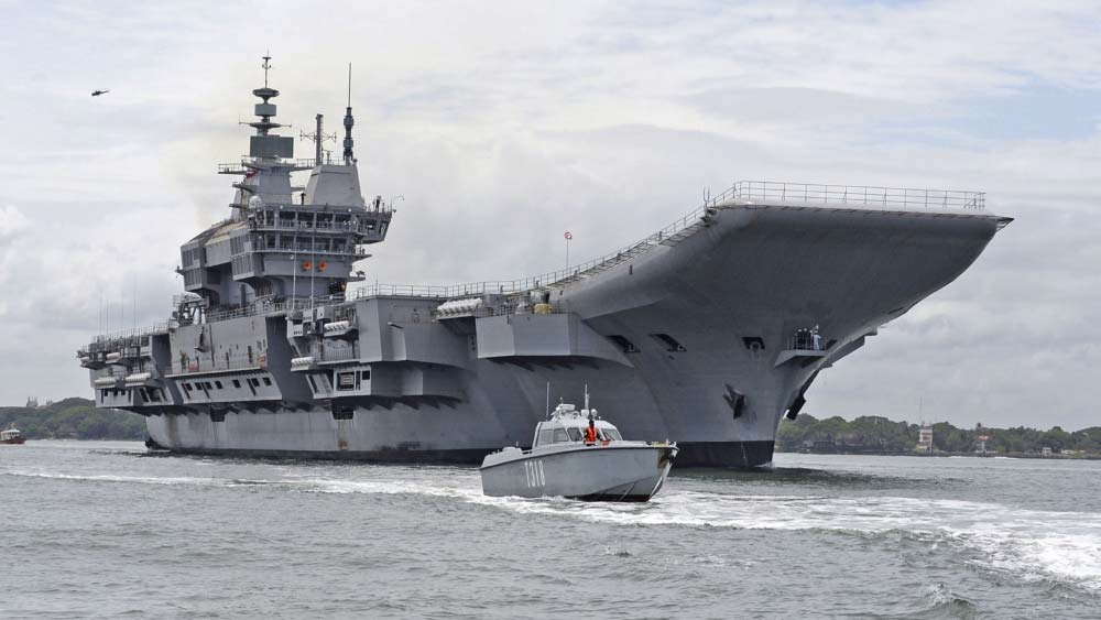 ভারত মহাসাগর ক্রমশই উপস্থিতি বাড়াচ্ছে চিন। এই মুহূর্তে চিনের হাতে রয়েছে দু’টি ভাসমান বিমানঘাঁটি। তবে গোয়েন্দা সূত্রে খবর চিন আর কিছু দিনের মধ্যেই ভারত মহাসাগরে আরও একটি ভাসমান বিমানঘাঁটি রাখতে চলেছে। ভারতীয় নৌবাহিনীও একটি তৃতীয় ভাসমান বিমানঘাঁটির আবেদন করেছে। তবে আপাতত বিক্রান্ত হাতে এলে অনেকটাই সুবিধা হবে বলে মনে করা হচ্ছে।