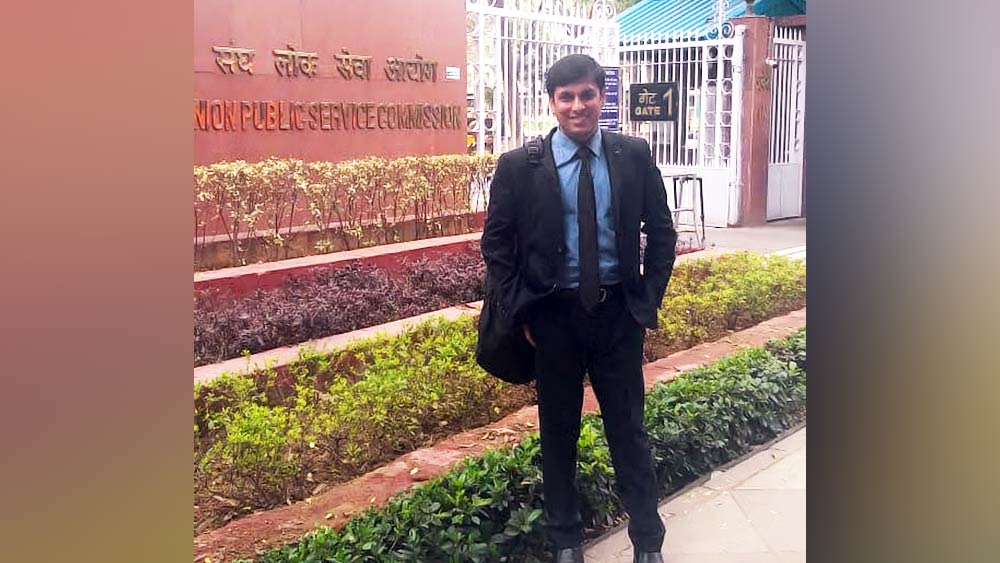 ইউপিএসসি। লক্ষ লক্ষ ছেলেমেয়ের স্বপ্নের চাকরি। আমলা হওয়ার স্বপ্নপূরণের পথ কঠিন। কিন্তু অসম্ভব নয়। সেটা আরও এক বার প্রমাণ করলেন ঝাড়খণ্ডের সৌরভ ভাওয়ানিয়া।