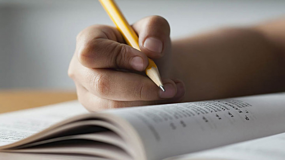 কঠিন পরীক্ষার ধাপ পেরিয়ে তবেই হওয়া যায় আইএএস। তার জন্য দরকার কঠোর অনুশীলন, অধ্যবসায়। তবে সব সময় বইয়ে চোখ দিয়ে না বসে থাকলেও চলে। জানাচ্ছেন আইএএস অফিসার সৌরভ।