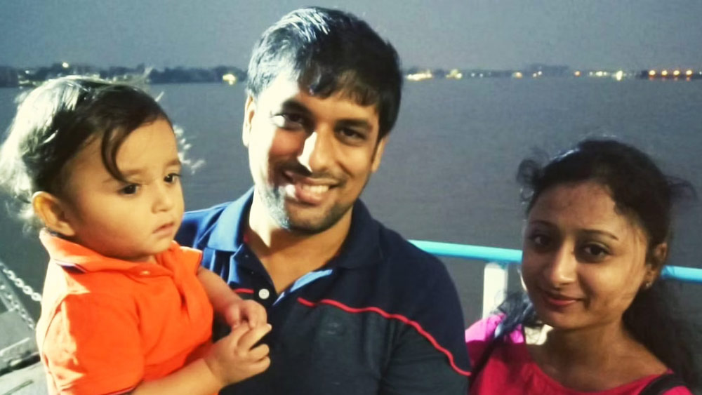 সৌরভ ঘোরতর সংসারী। যখন ইউপিএসসি-র প্রস্তুতি নিচ্ছিলেন তখন এক সন্তানের বাবা তিনি।