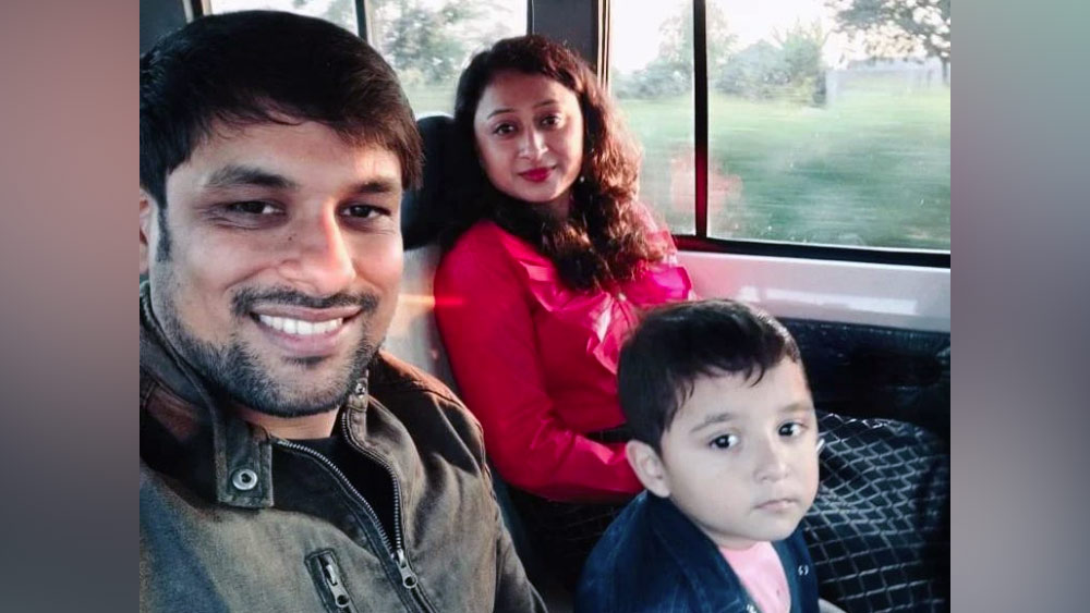 সংসার, অন্য চাকরি সামলেও কী ভাবে হবে লক্ষ্যপূরণ? এই আইএএস অফিসারের দাবি, লক্ষ্যে পাখির চোখ রাখতে হয়। কোনও ভাবেই যেন লক্ষ্য থেকে সরে না যাই, এটাই খেয়াল রাখতে হবে।