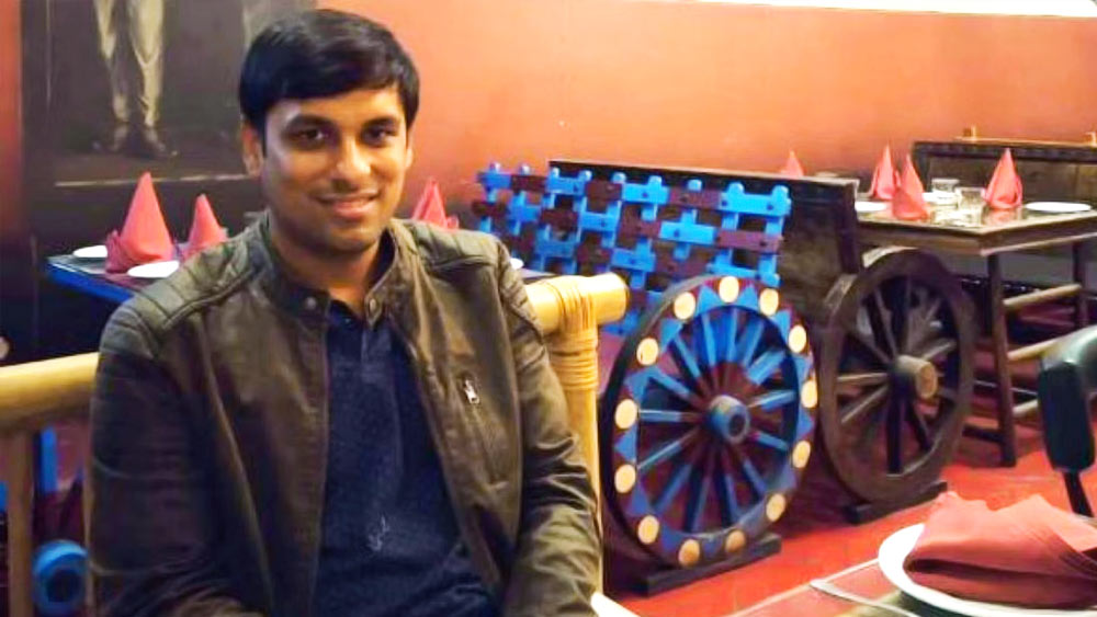 সৌরভের বাড়ি ঝাড়খণ্ডের দুমকায়। ছোট থেকে পড়াশোনার পাশাপাশি খেলাধুলোতেও ভাল ছিলেন। আর ছিলেন ইন্টারনেট-পাগল। কলেজজীবনে চলে আসেন কলকাতায়। বাণিজ্য শাখার ছাত্র ছিলেন সৌরভ। ভর্তি হন সেন্ট জেভিয়ার্স কলেজে। সিএ পাশ করেন। তার পর এমবিএ পড়তে চলে যান দিল্লি।