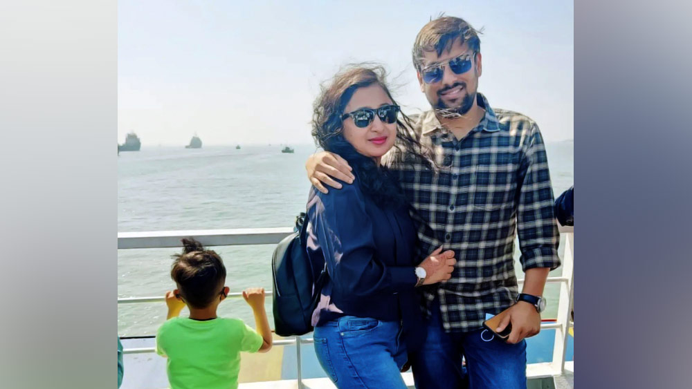 বাড়িতে স্ত্রী-সন্তান। সংসারের হাজারো ঝামেলা, কাজের চাপও বিশাল। তার পরও কী ভাবে নিরবচ্ছিন্ন ভাবে কঠিন পরীক্ষার প্রস্তুতি নেওয়া যায়? সৌরভ বলছেন, পরিকল্পনা এবং সঠিক রুটিন দরকার। সব সময় বইমুখো হয়ে না থেকেও ইউপিএসসি পাশ করা যায়।