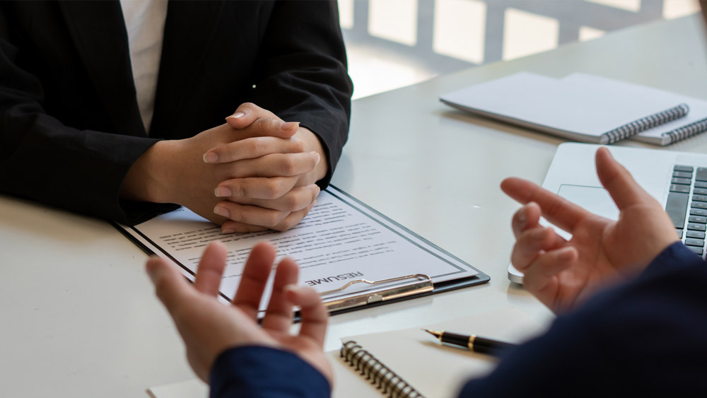 সৌরভ জানাচ্ছেন, আরবিআইয়ের চাকরির ইন্টারভিউ পর্বে বসেই তাঁর মনে হয়েছিল, ব্যাঙ্কিং নয়, তিনি বরাবর চেয়েছেন আমলা হয়ে জনসেবা করতে।