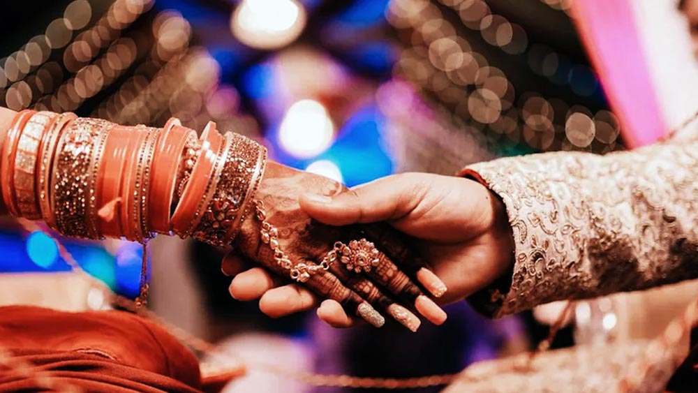 সদ্য বিয়ে করেছেন তখন। সংসারের দায়িত্ব আছে। পাকা চাকরি। কিন্তু ২৯ বছর বয়সে সৌরভ বুঝে যান, ‘‘জীবন চাইছে আরও বেশি কিছু।’’ ঝুঁকি ছিলই। কিন্তু তিনি ওই বয়সে ঠিক করেন, নতুন করে শুরু করবেন।