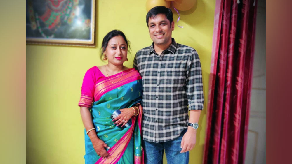 এ ভাবে মাত্র দু’মাস। তার পর এল সুখবর। স্ত্রী পারুল হলেন সন্তানসম্ভবা। বাবা হতে চলেছেন সৌরভ। এক ঝটকায় আরও বাড়ল দায়িত্ব। তবু খামতি ছিল না প্রস্তুতিতে।