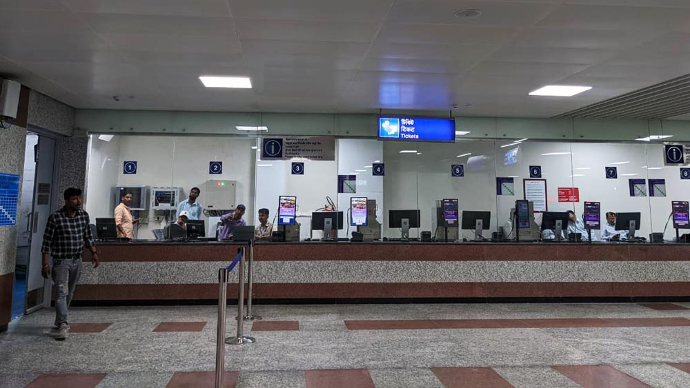 যাত্রীসংখ্যা বাড়তে পারে ভেবে ইস্ট-ওয়েস্ট মেট্রোর সময়সীমাও বাড়ানো হচ্ছে। মেট্রো কর্তৃপক্ষ জানিয়েছেন, সকাল ৭টা থেকে রাত সাড়ে ৯টা পর্যন্ত চলবে মেট্রো।