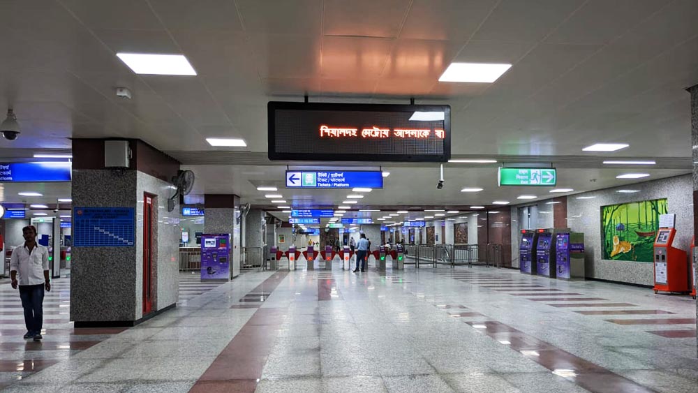 যাত্রীসংখ্যা বাড়বে ধরে নিয়ে মেট্রোর সংখ্যাও বাড়ানো হচ্ছে। দু’টো মেট্রোর মধ্যে কমানো হচ্ছে সময়ের ব্যবধান। ব্যস্ত সময়ে ১০ মিনিট অন্তর চলবে মেট্রো। অন্য সময়ে দু’টো মেট্রোর ব্যবধান হবে ১২ মিনিট।