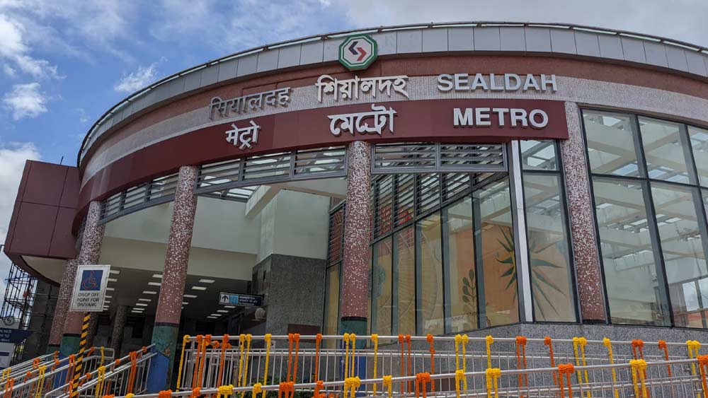 মেট্রো চালু হলে কলকাতায় কমবে যানজট। শিয়ালদহ থেকে সেক্টর ফাইভে যাওয়ার সময় অন্তত আধ ঘণ্টা সময় কমবে। শিয়ালদহ থেকে এখন বাসে সেক্টর ফাইভ যেতে সময় লাগে অন্তত ৫০ মিনিট। মেট্রোয় গেলে তা ২১ মিনিটে পৌঁছনো যাবে।