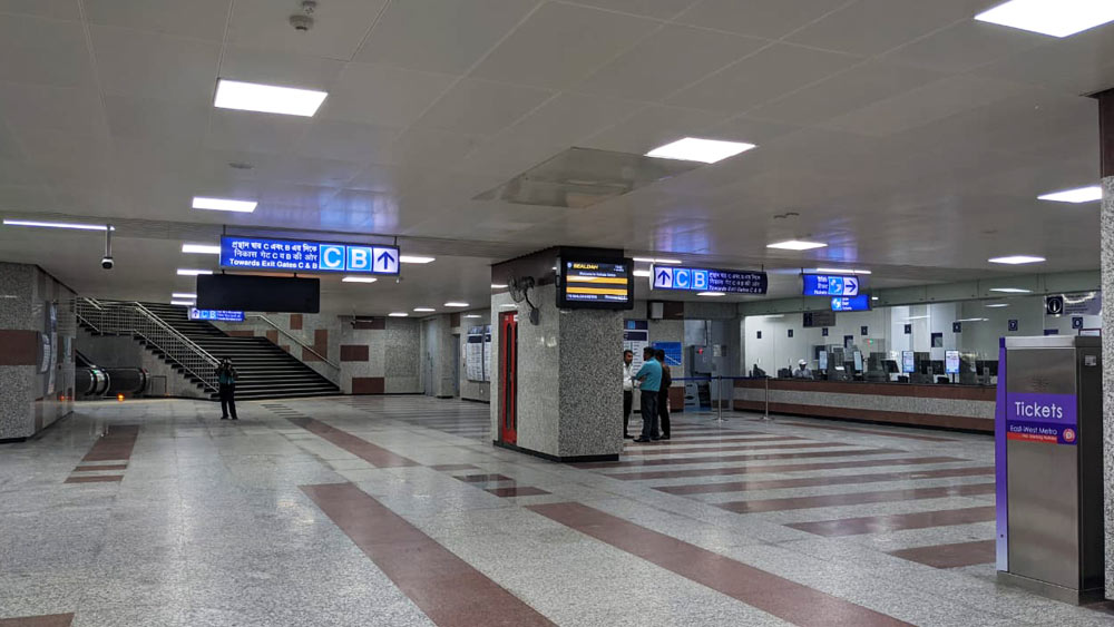 যদিও মেট্রো সফরে খরচ একটু বাড়বে। শিয়ালদহ থেকে সেক্টর ফাইভে বাসভাড়া ১৫ টাকা। সেখানে শিয়ালদহ থেকে সেক্টর ফাইভের উইপ্রো পর্যন্ত মেট্রো ভাড়া ২০ টাকা। সেখান থেকে কলেজ মোড় পর্যন্ত যাওয়ার রিকশা ভাড়া আরও ২০ টাকা। আধ ঘণ্টা সময় বাঁচানোর জন্য খরচ পড়বে ৪০ টাকা।