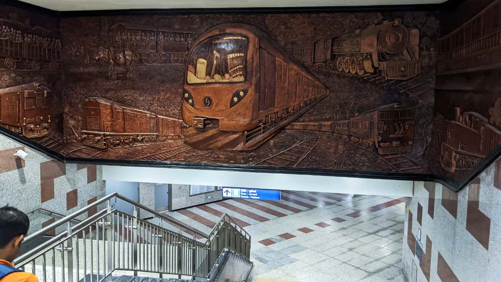 যাত্রীদের সুবিধার জন্য শিয়ালদহ মেট্রো স্টেশনে রয়েছে বহু ব্যবস্থা। স্টেশনে রয়েছে স্লাইডিং ডোর যা ট্রেন এলে তবেই খুলে যাবে। এতে আত্মহত্যা আটকানো যাবে বলে দাবি মেট্রো কর্তৃপক্ষের।