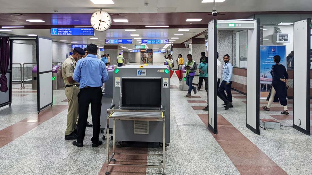 মেট্রো সূত্রের খবর, ইস্ট-ওয়েস্ট মেট্রো পরিষেবায় দিনে ১০০টি ট্রেন চলবে। শনিবারও মিলবে ট্রেন। আগের মতোই বন্ধ থাকবে রবিবার। তবে যাত্রীসংখ্যা বাড়লে ভবিষ্যতে রবিবারও চালু করা হবে মেট্রো।