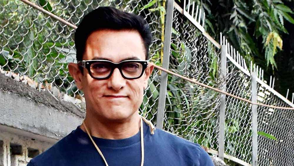 এমনকি, তাঁর কর্মজীবনে এই প্রথম বার ওয়েব সিরিজে অভিনয় করতে চলেছেন আমির। ‘প্রীতম পেয়্যারে’ নামক ওয়েব সিরিজে একটি গানের দৃশ্যে শ্যুটিংয়ের জন্য রাজস্থানে গিয়েছিলেন আমির। এই সিরিজে আমির-পুত্রকেও প্রথম অভিনয় করতে দেখা যাবে। 