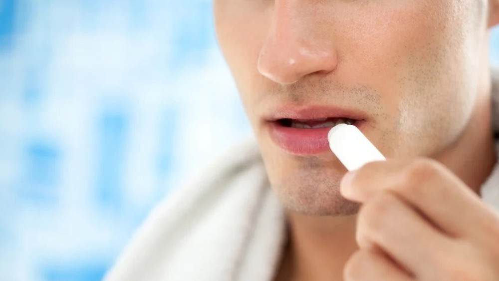 স্ক্রাব ব্যবহার করে থেমে গেলে হবে না। সঙ্গে সঙ্গে ঠোঁট আর্দ্র করতে কোনও লিপ বাম লাগান। সপ্তাহে অন্তত এক বার এ কাজ করা জরুরি।