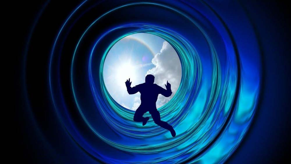 এই সংস্থার অন্যতম প্রতিষ্ঠাতা কেনেথ রিং ১৯৮০ সালে জানিয়েছিলেন যে, ‘এনডিই’-র মধ্যে পাঁচটি স্তর দেখা ‌যায়। এগুলি হল— শান্তির অনুভূতি, দেহ থেকে বিচ্ছিন্নতার বোধ, জ্যোতি দর্শন এবং সেই জ্যোতির ভিতর দিয়ে অন্য এক অস্তিত্বের জগতে প্রবেশ।