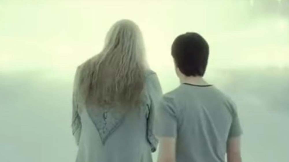 হ্যারি পটার সিরিজের অন্তিম পর্বে লেখক জেকে রাওলিং নিয়ে এসেছিলেন এই ফেরা বা না-ফেরার প্রসঙ্গ। খলনায়ক ভোল্ডেমর্ট হ্যারির উদ্দেশে ‘ডেথ কার্স’ নিক্ষেপ করে। হ্যারি জ্ঞান হারায়। অচৈতন্য অবস্থায় সে দেখতে পায়, কিংস ক্রস স্টেশনে সে দাঁড়িয়ে। গোটা এলাকা জুড়ে আশ্চর্য আলোর বন্যা। সেখানেই তার সঙ্গে দেখা হয় প্রয়াত শিক্ষক ডাম্বলডোরের। কথোপকথনের পরে ডাম্বলডোর তাকে ফিরে যেতে বলেন। হ্যারি তার অচৈতন্য দেহে ‘ফিরে আসে’।