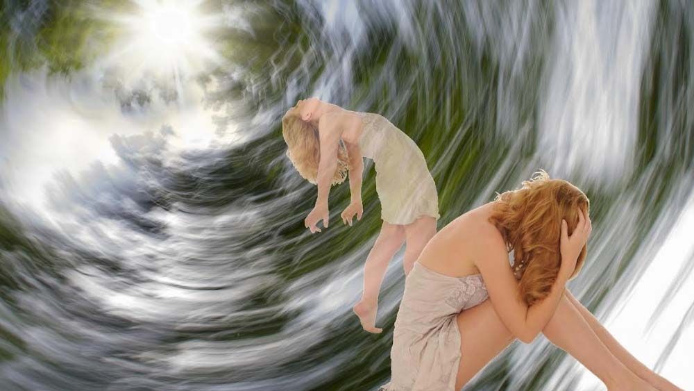 ‘এনডিই’-প্রাপ্ত ব্যক্তিরা নাকি নিজেদের সম্পূর্ণ জীবনকে চোখের সামনে অতি দ্রুত সিনেমার মতো দেখতে পান। অনেকে নাকি জন্মের মুহূর্তকেও স্পষ্ট মনে করতে পারেন।