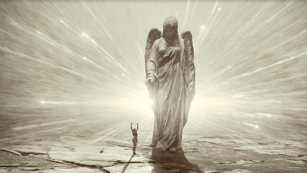 এগুলির সঙ্গে গ্রেসন যুক্ত করেছেন, ‘এনডিই’-প্রাপ্ত ব্যক্তিরা নাকি সাদা পোশাক পরিহিত কিছু আলোকোজ্জ্বল ব্যক্তিকে দেখতে পান। তাঁরা আসলে দেবদূত। খ্রিস্টধর্মাবলম্বী মানুষেরাই এই ‘গার্ডিয়ান এঞ্জেল’-দের দেখতে পান। অন্য ধর্মের মানুষরা হয়তো অন্য কিছু দেখেন।