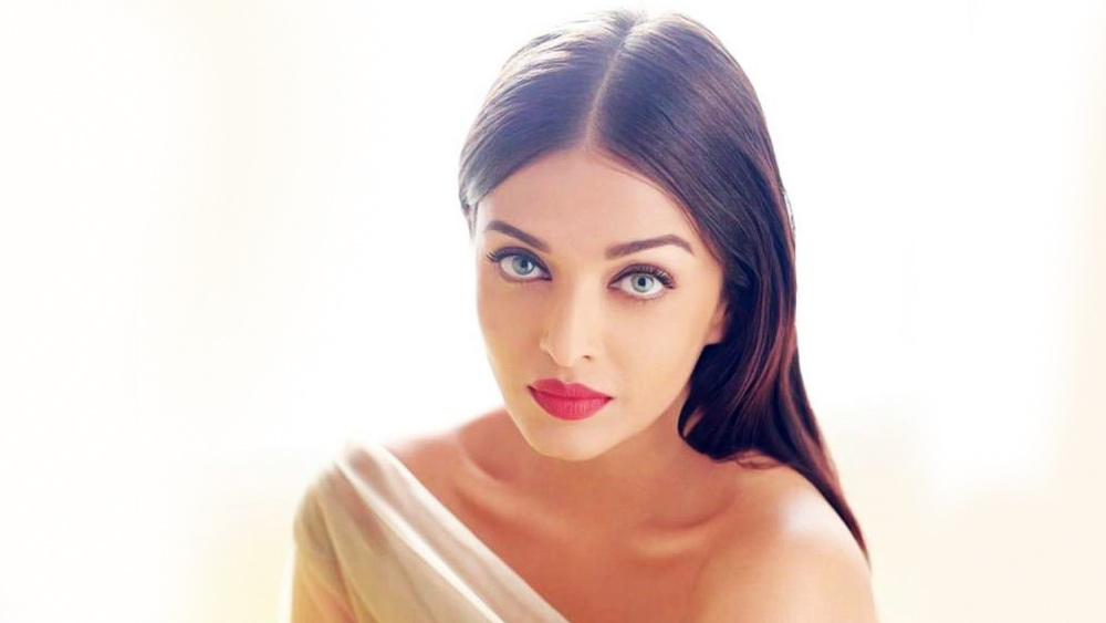 এর তিন বছর আগে একটি মডেলিং প্রতিযোগিতাতেও বিজয়ী হন রাইসুন্দরী। এর পর একটি নামকরা ফ্যাশন পত্রিকার আমেরিকার সংস্করণে ঐশ্বর্যার ছবি প্রকাশিত হয়েছিল। সোনালি বেন্দ্রে, তেজস্বিনী কোলহাপুরে-সহ বহু অভিনেত্রীর সঙ্গে ফোটোশ্যুটও করেছিলেন ঐশ্বর্যা।