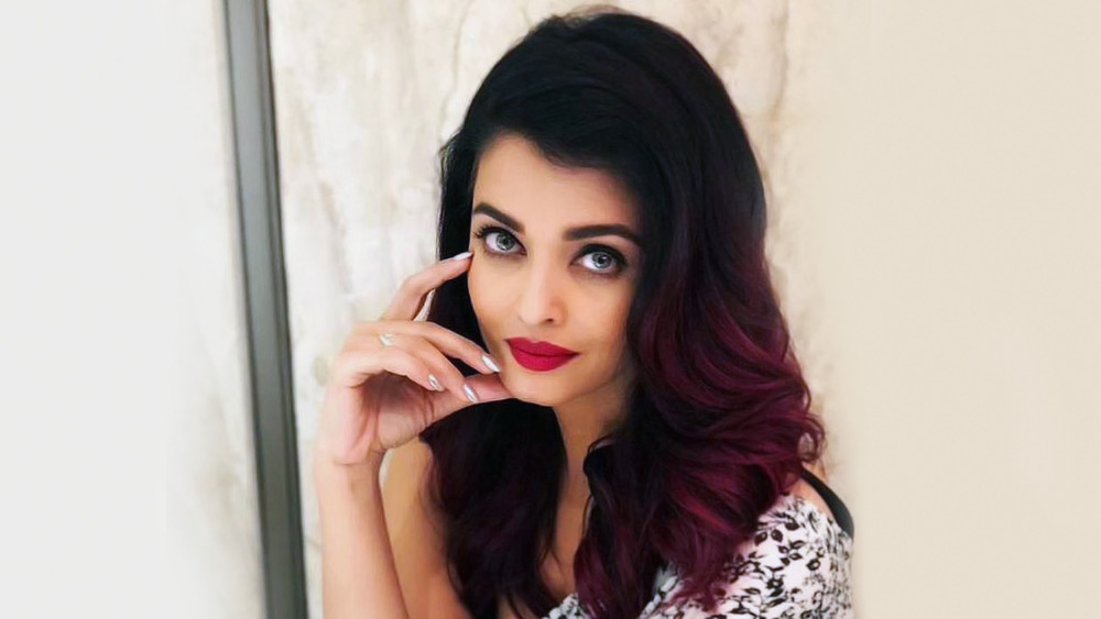 মডেল হিসাবে প্রচুর কাজও করেছেন তিনি। তবে, এই পেশা থেকে তাঁর প্রথম উপার্জন খুব বেশি ছিল না। জীবনে প্রথম মডেলিং করে মাত্র দেড় হাজার টাকা পারিশ্রমিক পেয়েছিলেন ঐশ্বর্যা।