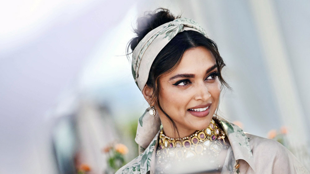 বলিউডের ‘পদ্মাবতী’ বড়পর্দায় পা রেখেছিলেন কন্নড় ছবি ‘ঐশ্বর্যা’র মাধ্যমে। তবে, ‘ওম শান্তি ওম’ ছবিতে শাহরুখ খানের বিপরীতে অভিনয় করার পর তিনি প্রচারে আসেন। এখন দীপিকা পাড়ুকোন টিনসেল নগরীর সফল অভিনেত্রীদের মধ্যে এক জন।