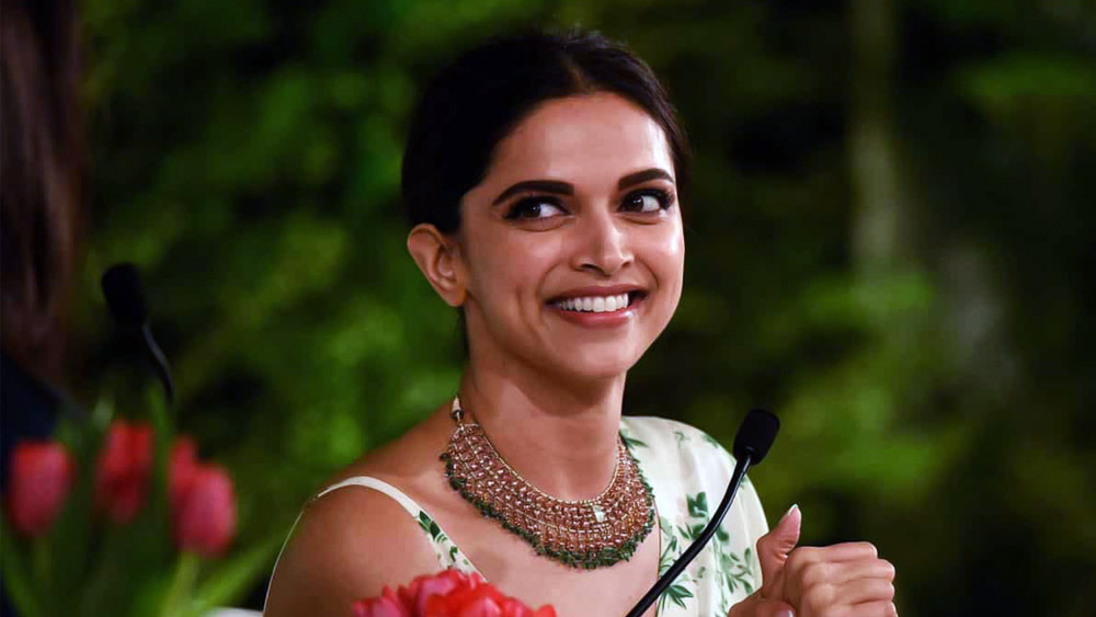 স্কুলজীবনে বেসবল ও ব্যাডমিন্টন খেলায় পারদর্শী ছিলেন তিনি। বাবার পথ অনুসরণ করার ইচ্ছা ছিল তাঁর। কিন্তু আট বছর বয়স থেকে বিভিন্ন বিজ্ঞাপনের জন্যে শ্যুট করেছিলেন দীপিকা। পরে খেলার জগতের প্রতি আগ্রহ সরে গিয়ে তাঁর পুরো নজর গিয়ে পড়ে মডেলিং জগতে।