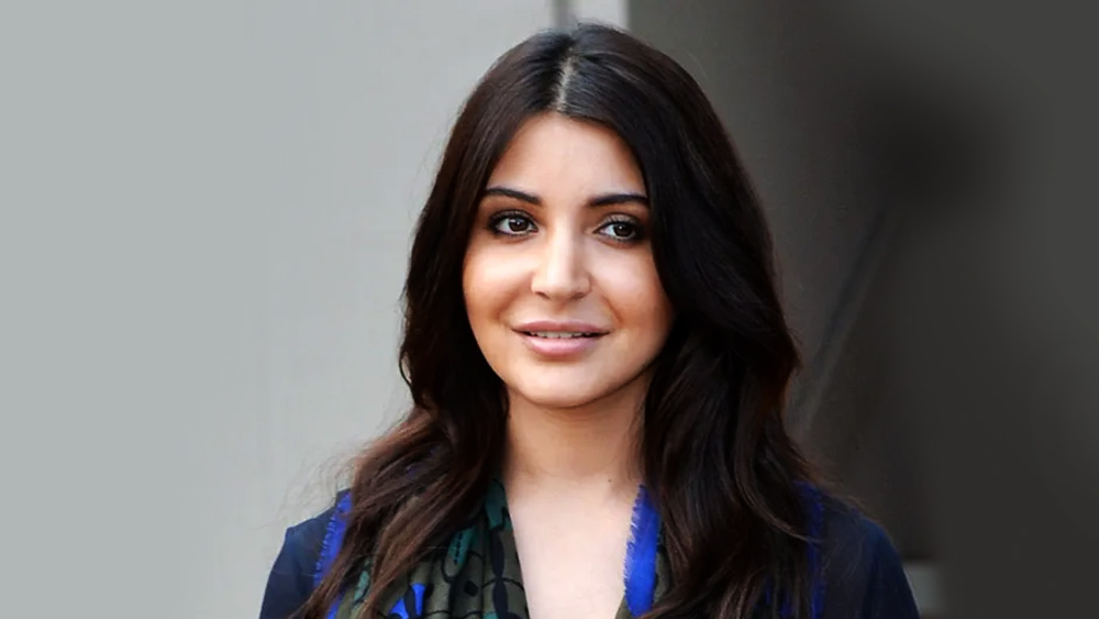 স্নাতক স্তরের পড়াশোনা শেষ করে তিনি মুম্বইয়ে আসেন মডেলিং জগতে নিজের কেরিয়ার তৈরি করার জন্য। বহু নামী বিজ্ঞাপন সংস্থার জন্যেও ফোটোশ্যুট করেছেন অনুষ্কা।