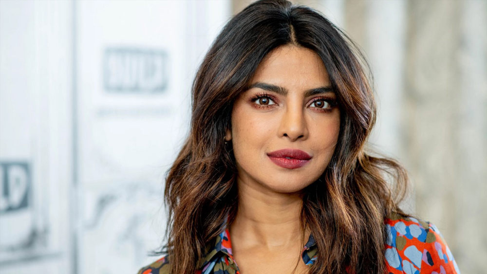 ২০০২ সালে তামিল ছবির মাধ্যমে অভিনয় জীবন শুরু করে এখন হলিউডও কাঁপাচ্ছেন ‘দেশি গার্ল’। দু’দশক ধরে একের পর এক হিট ছবি দর্শকদের উপহার দিয়ে চলেছেন অভিনেত্রী প্রিয়ঙ্কা চোপড়া জোনাস। 