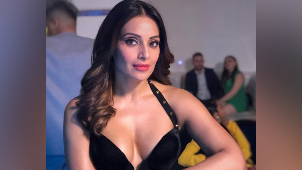 বঙ্গকন্যা বিপাশা বসু শুধু হিন্দি ছবিতেই নয়, তামিল, তেলুগু ও বাংলা ছবিতেও অভিনয় করেছেন তিনি। ২০০১ সালে ‘অজনবি’ সিনেমায় প্রথম অভিনয় করেই তিনি বলিউড ইন্ডাস্ট্রির সকলের নজর কেড়েছিলেন।