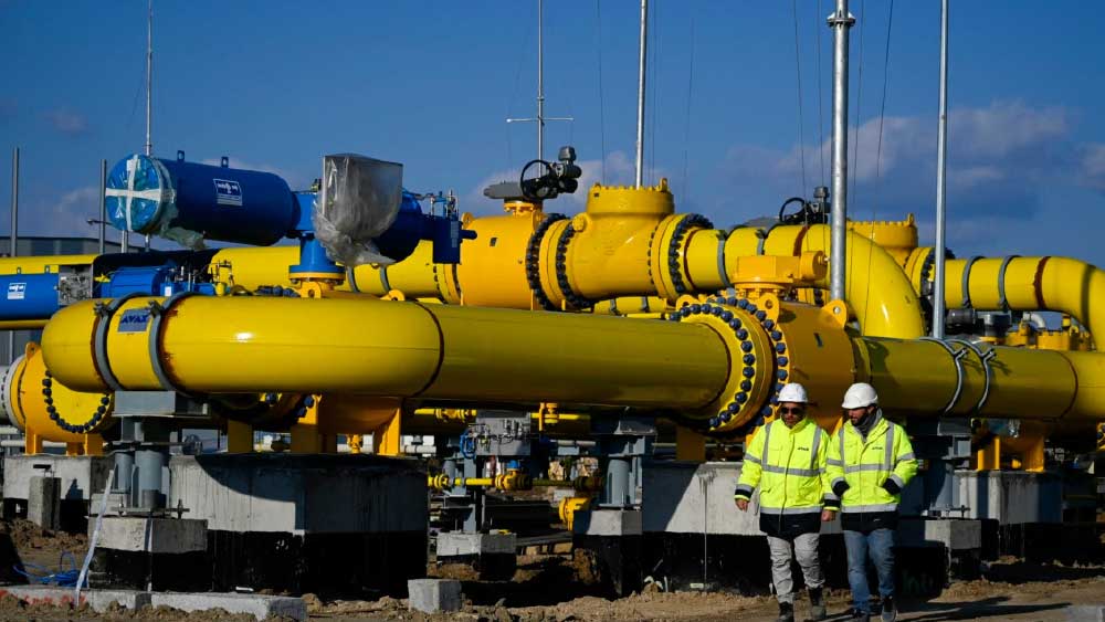 দ্বিতীয় কারণ, প্রাকৃতিক গ্যাসের জন্য রাশিয়ার উপর নির্ভরশীল জার্মানি। যুদ্ধের কারণে যে কোনও দিন রাশিয়া গ্যাস সরবরাহ বন্ধ করে দিতে পারে।