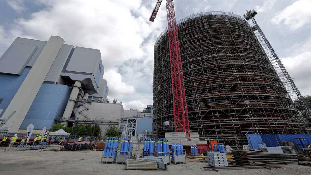 জীবাশ্ম-জ্বালানি এবং রাশিয়ার উপর নির্ভরতা কমাতে দৈত্যাকার থার্মোফ্লাস্ক তৈরির কাজও তাই চলছে দ্রুত গতিতে।