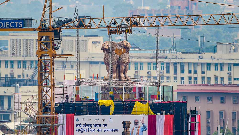 সরকারি সূত্রে জানানো হয়েছে, এর ওজন ৯৫০০ কিলোগ্রাম, উচ্চতা ৬.৫ মিটার। একে ধরে রাখার জন্য সাড়ে ছ’হাজার কিলোগ্রাম ওজনের ইস্পাতের কাঠামো তৈরি হয়েছে। ক্লে মডেলিং, ব্রোঞ্জ ঢালাই, পালিশ হওয়া-সহ মোট আটটি ধাপে এটি তৈরি করা হয়েছে।