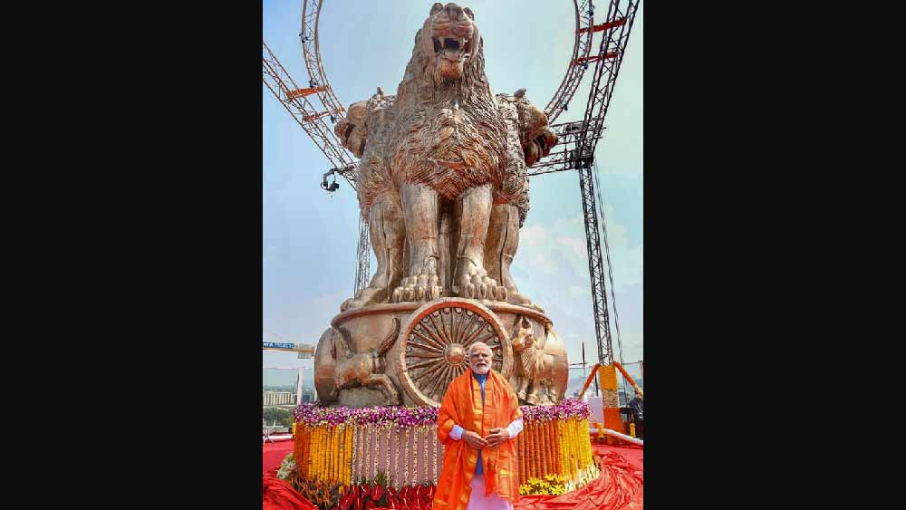 সেই মডেল থেকে তৈরি হয় ছাঁচ। তার অভ্যন্তরে মোম গলিয়ে ফেলা হয়। তৈরি হয় নকশা। এ ভাবে আট আটটি ধাপ পেরিয়ে তৈরি হয় এই প্রতীক। 