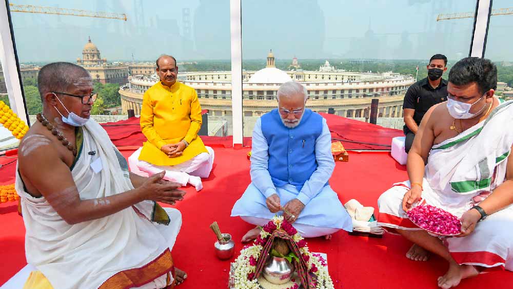 প্রতীকটি পালিশ করা হয়েছে। তবে তাতে কোনও রং করা হয়নি। বিশুদ্ধ ধাতুর প্রদর্শনীর জন্যই এই সিদ্ধান্ত। 