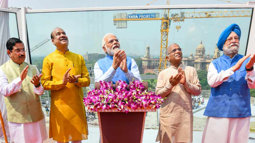 প্রতীকটির উন্মোচনের পর নির্মাণকর্মীদের প্রধানমন্ত্রী বলেন, “আপনারা ইমারত বানাচ্ছেন না ইতিহাস তৈরি করছেন? কী মনে হচ্ছে?” কর্মীরা উত্তর দেন, “ইতিহাস।”