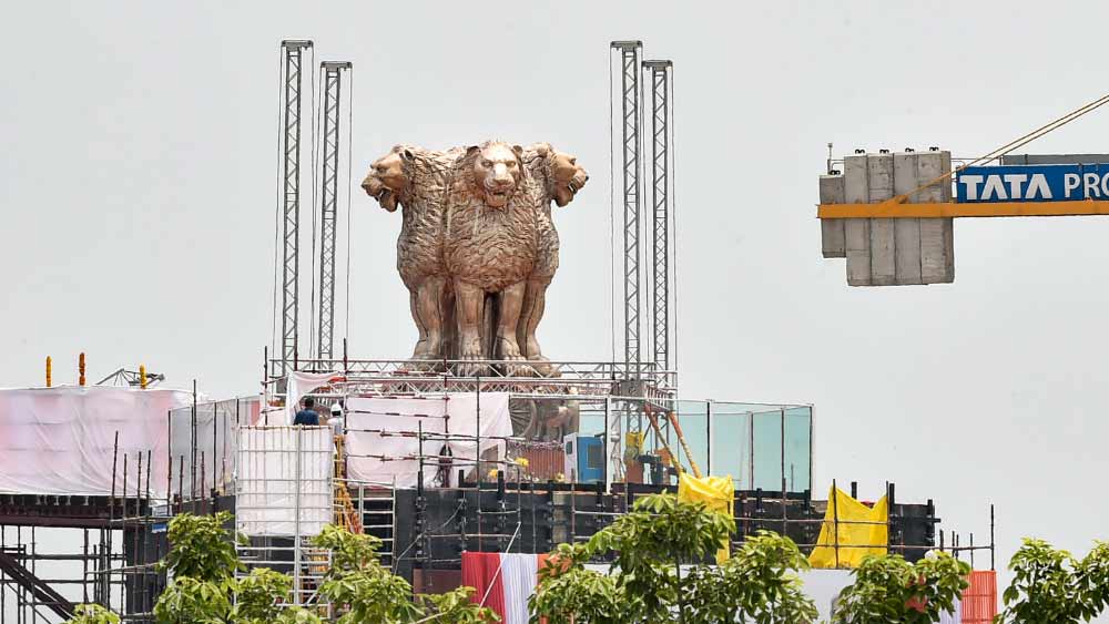 যদিও এই সুবিশাল অশোক স্তম্ভের উদ্বোধনের পরও শুরু হয়েছে রাজনৈতিক বিতর্ক। কটাক্ষ করেছেন সীতারাম ইয়েচুরি থেকে আসাদউদ্দিন ওয়েইসি। 