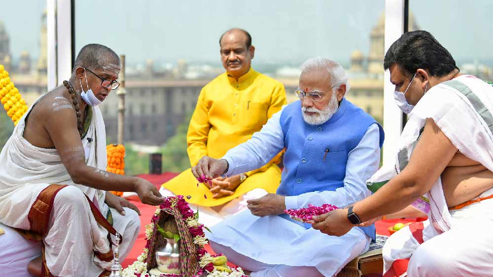 প্রধানমন্ত্রী নতুন জাতীয় প্রতীক উন্মোচন উপলক্ষে পুজো করেন। যা নিয়ে বিরোধীদের কটাক্ষ, সংবিধান সব ভারতীয়কে তাঁদের ধর্মাচরণের অধিকার দিয়েছে। পাশাপাশি, সংবিধানে এ কথাও বলা আছে যে, সরকারের বা রাষ্ট্রের কোনও একটি বিশেষ ধর্মের প্রচার বা পক্ষপাতের অধিকার নেই। কিন্তু প্রধানমন্ত্রী সেটা ভঙ্গ করেছেন বলে অভিযোগ তাদের।