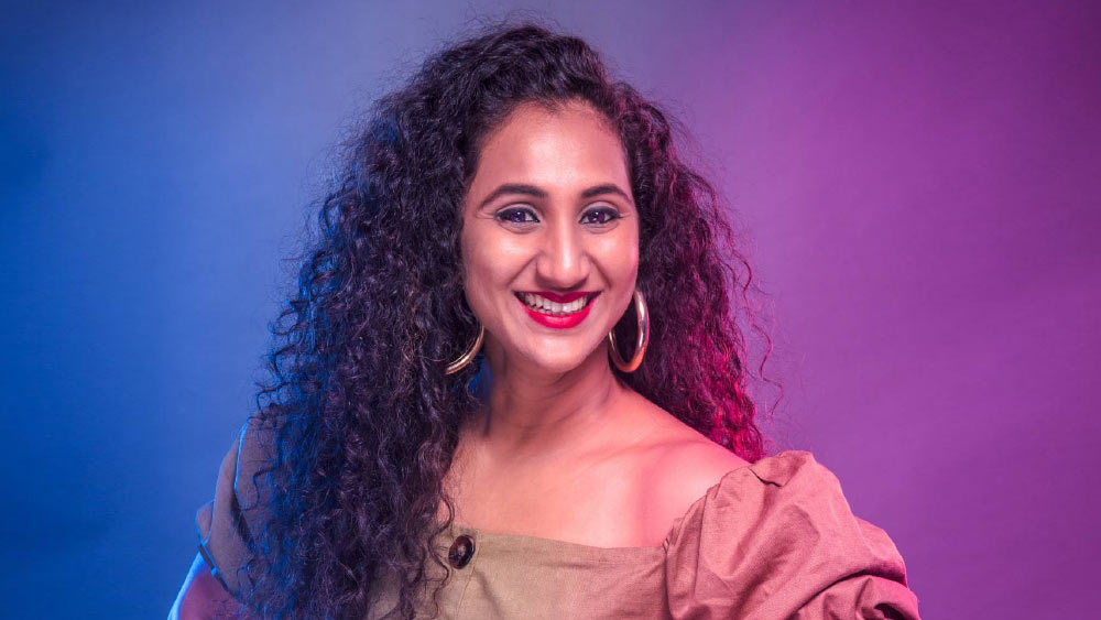 মাত্র ১৯ বছর বয়সে বিয়ে। তবে সেই বিয়ে মধুর পরিণতি পায়নি। কিছু বছরের মধ্যেই ভেঙে যায় বিয়ে। বেশি পড়াশোনা না করার কারণে ভাল চাকরি পাওয়ারও সব রাস্তা বন্ধ হয়ে যায়। তবে এর পরও থেমে থাকেননি। ইচ্ছে ছিল নতুন করে জীবন শুরু করবেন। সমাজের বুকে নিজের আলাদা পরিচয় তৈরি করবেন। এখন তাঁকে প্রায় সারা দেশ চেনে। তিনি ভারতের অন্যতম পোল ডান্সার রশ্মি জাঠান।