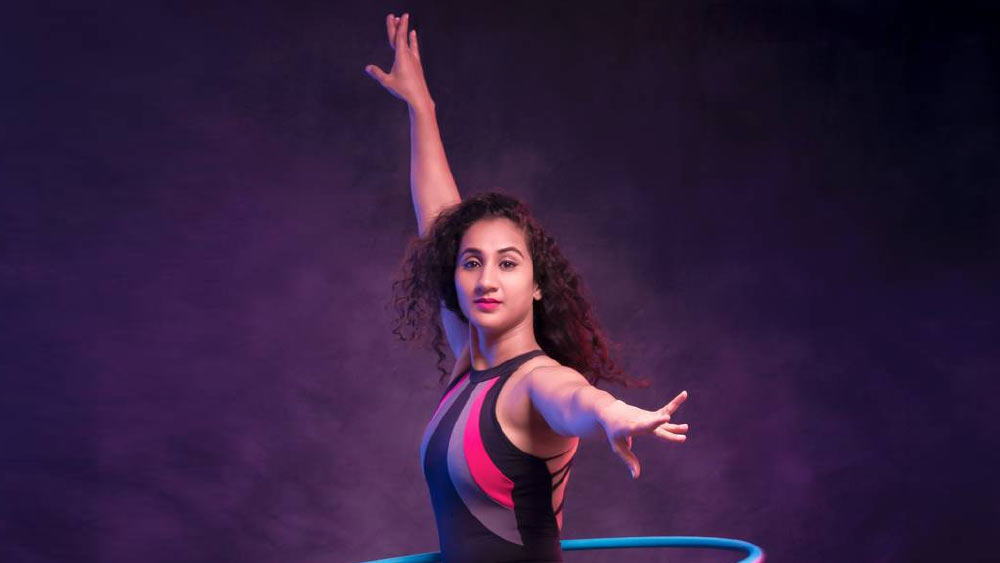 ১৯ বছর বয়সে নৌবাহিনীর এক অফিসারের সঙ্গে বিয়ে হয় রশ্মির। স্বামী তাঁর থেকে ১০ বছরের বড় ছিলেন। সব ভালই চলছিল। তবে বিয়ের দু’মাসের মধ্যেই পথদুর্ঘটনার কবলে পড়েন রশ্মির স্বামী। নৌবাহিনীর চাকরিও খোয়াতে হয়।