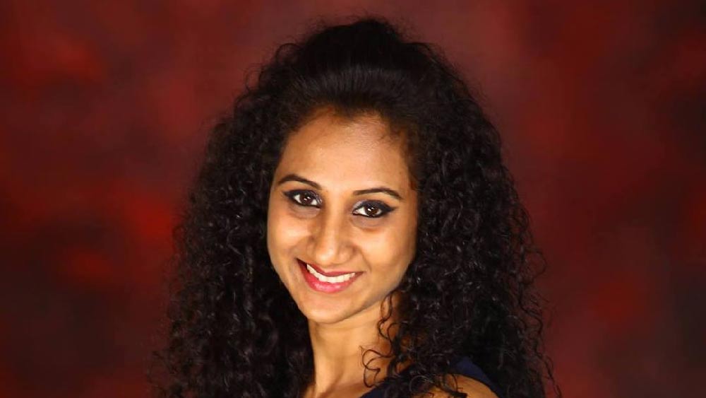 তবে অনেক চেষ্টা করেও তিনি স্বামীর মদের নেশা ছাড়াতে সক্ষম হননি। অবশেষে হাল ছেড়ে দেন। ঠিক করেন আবার নতুন করে জীবন শুরু করবেন। স্বনির্ভর হবেন। স্বামীর সঙ্গে বিবাহবিচ্ছেদ করে বেরিয়ে আসেন।