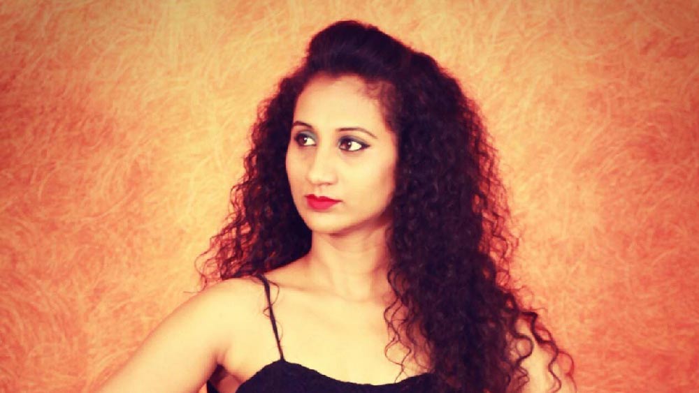 তবে বেশি পুঁথিগত শিক্ষা না থাকার কারণে চাকরি পাননি রশ্মি। এর পরই আত্মবিশ্বাস হারাতে শুরু করেন।