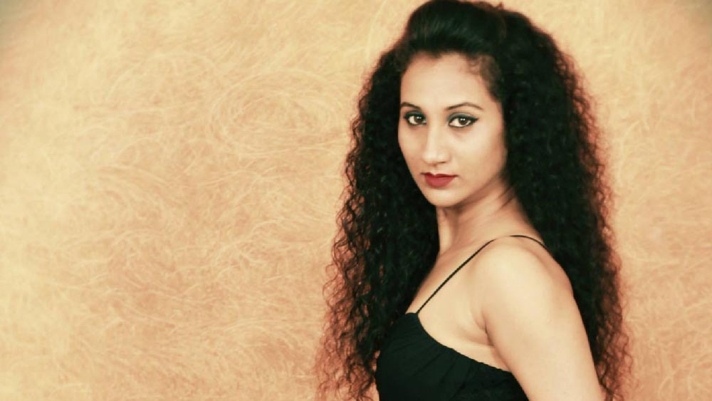 উচ্চতা বেশি না হওয়ার কারণে এবং ভাল ভাবে ইংরেজি না বলতে পারার কারণে কম বয়স থেকেই রশ্মি হীনমন্যতায় ভুগতেন। তবে চাকরি না পাওয়ায় আরও বেশি করে মনে করতে শুরু করেন যে, এই সব কারণেই হয়তো তিনি জীবনে উন্নতি করতে পারছেন না। 