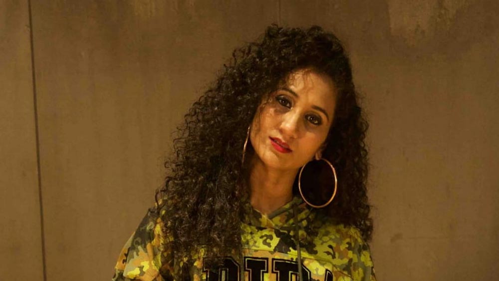 একটি খুঁটি ধরে নৃত্যকৌশল বা পোল ডান্স করার জন্য শরীরের গঠন এবং ফিটনেসের উপর বিশেষ নজর দিতে হয়। আর সেই কারণেই জোরকদমে শরীরচর্চাও শুরু করেন রশ্মি।