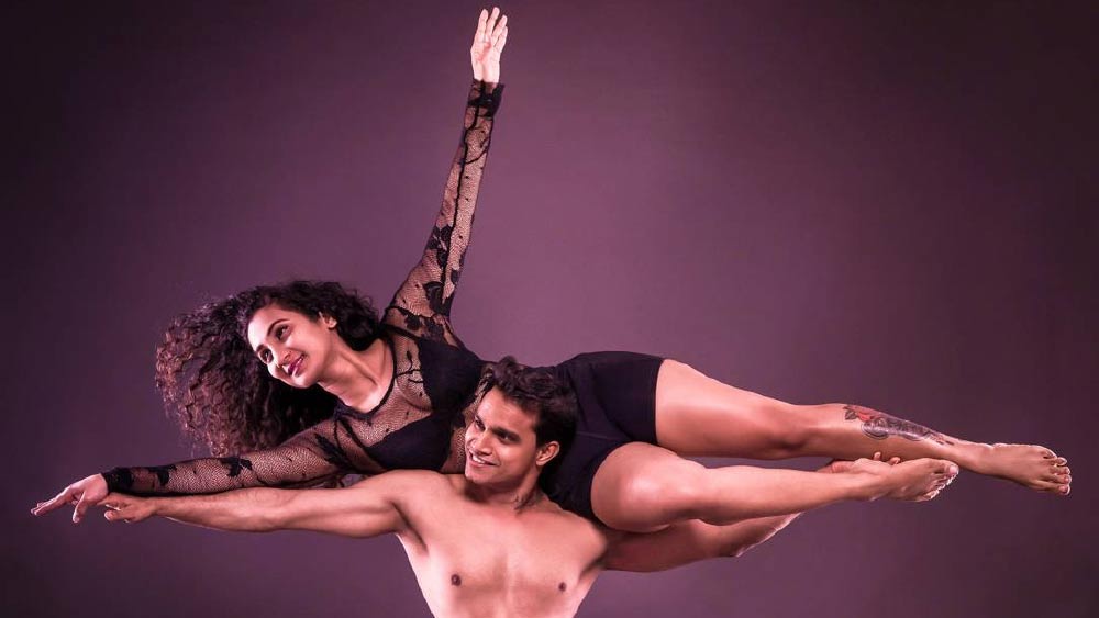 দেশ-বিদেশে একাধিক জায়গায় তাঁর শিল্পকলার জন্য রশ্মি স্বীকৃতিও পেয়েছেন। যাঁরা সমস্ত বাধাবিপত্তি পেরিয়ে নতুন করে জীবন শুরু করতে চান, তাঁদের কাছে অনুপ্রেরণাও হয়ে উঠেছেন।