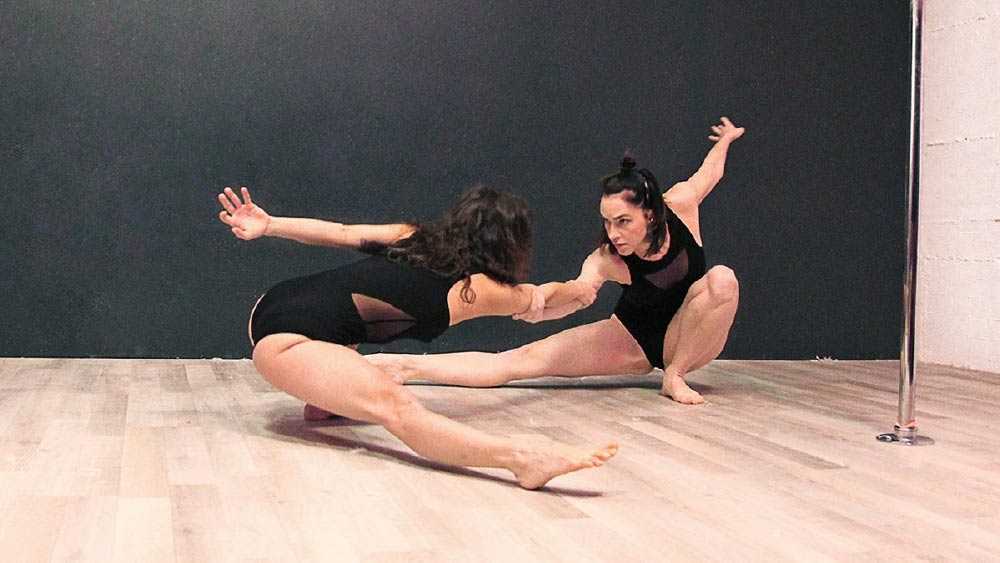 এক সাক্ষাৎকারে তিনি জানান, প্রথমে শখে পোল ডান্স শিখতে শুরু করলেও পরে এই বিশেষ নৃত্যকলার প্রতি আগ্রহ এবং ভালবাসা বাড়ে। পরে আরও বিভিন্ন ধরনের নাচ শেখেন রশ্মি।