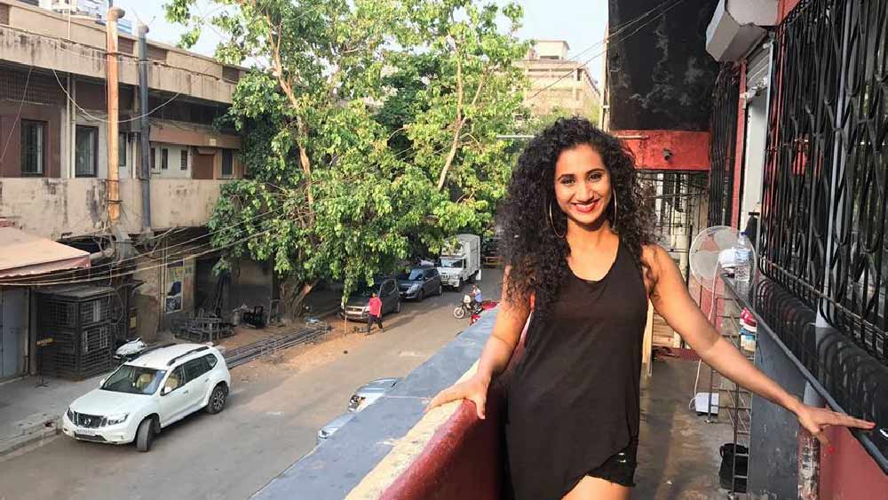 রশ্মি জানান, তিনি নেটমাধ্যমে বিশেষ সক্রিয় ছিলেন না। তবে রবিই তাঁকে জোর করে নাচের ভিডিয়ো নেটমাধ্যমে দিতে বলেন। এর পরই তাঁর নাচের ভিডিয়োগুলি ব্যাপক জনপ্রিয় হয়। জনপ্রিয়তা লাভ করেন রশ্মিও।