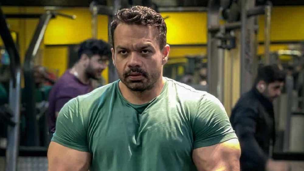 যাঁকে নিয়ে এত হইচই, যাঁর এত অনুরাগী, এত অনুগামী, আদতে সেই গৌরব তানেজা কে? কেনই বা এত জনপ্রিয় তিনি?